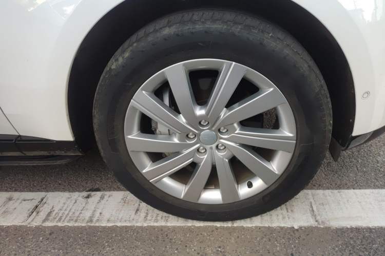 Used Land Rover Range 2023 3.0 L6 400 PS Prestige Seven-Seater Extended Version Right Front Wheel Hub