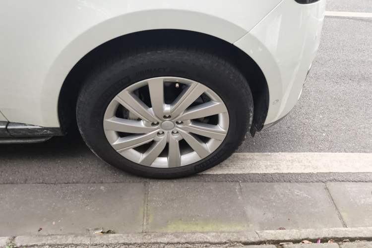 Used Land Rover Range 2023 3.0 L6 360 PS Grand Edition Right Front Wheel Hub