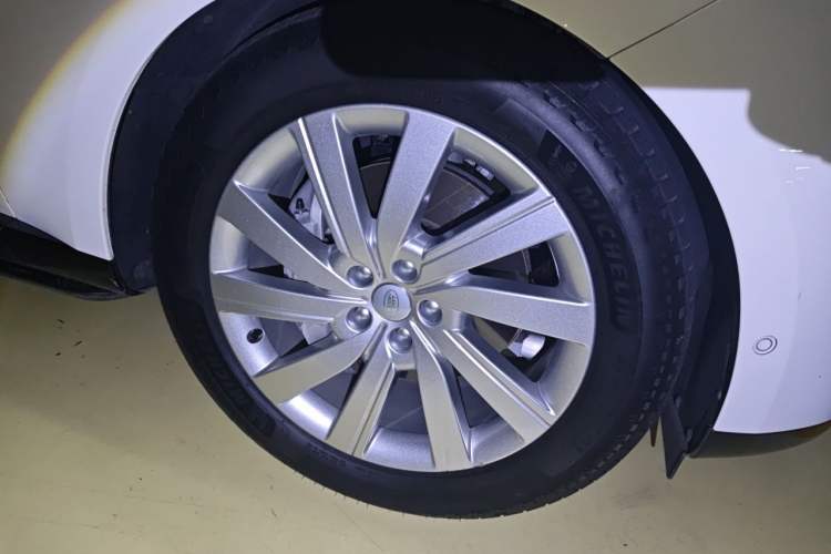 Used Land Rover Range 2023 3.0 L6 400 PS Prestige Seven-Seater Extended Version Right Front Wheel Hub