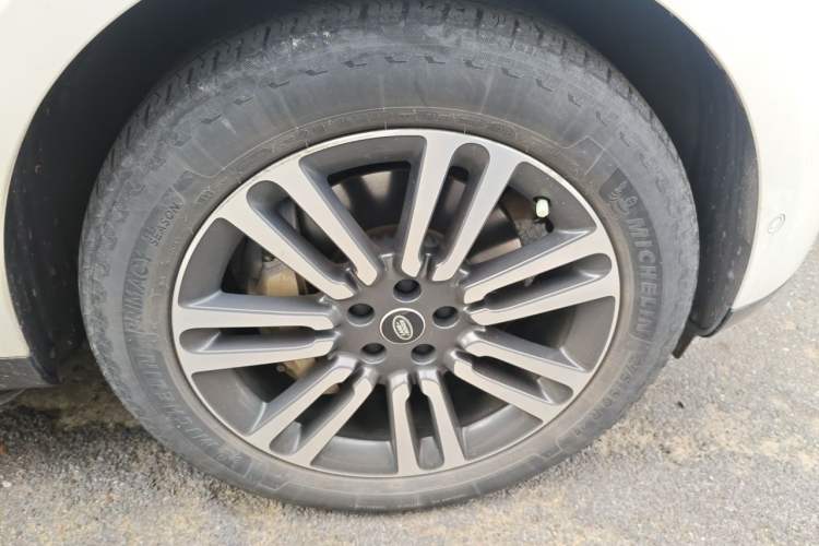 Used Land Rover Range 2023 3.0 L6 400 PS Extended Luxury Edition Right Front Wheel Hub