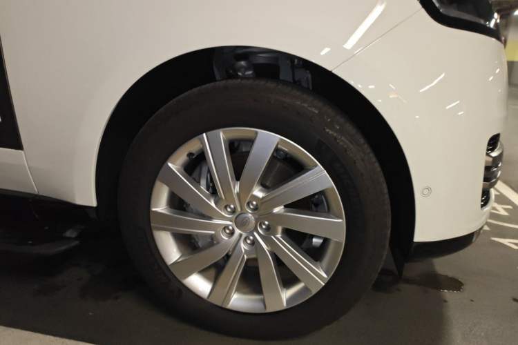Used Land Rover Range 2023 3.0 L6 360 PS Grand Edition Right Front Wheel Hub
