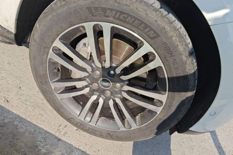 Used Land Rover Range 2023 3.0 L6 400 PS Prestige Seven-Seater Extended Version Right Front Wheel Hub