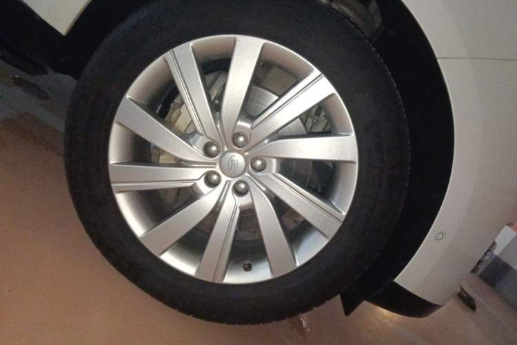 Used Land Rover Range 2023 3.0 L6 400 PS Prestige Seven-Seater Extended Version Right Front Wheel Hub