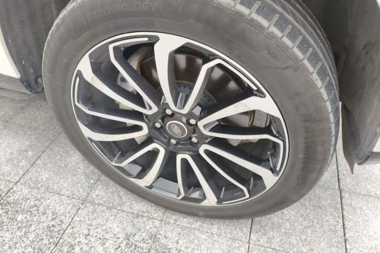 Used Land Rover Range 2023 3.0 L6 400 PS Prestige Seven-Seater Extended Version Right Front Wheel Hub