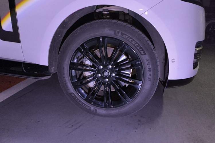 Used Land Rover Range 2023 3.0 L6 400 PS Prestige Seven-Seater Extended Version Right Front Wheel Hub