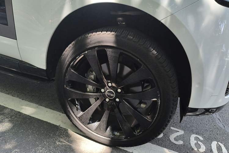 Used Land Rover Range 2023 3.0 L6 400 PS Prestige Seven-Seater Extended Version Right Front Wheel Hub