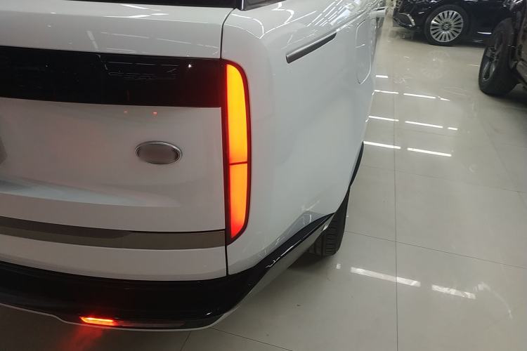 Used Land Rover Range 2023 3.0 L6 400 PS Prestige Seven-Seater Extended Version Right Rear Taillight