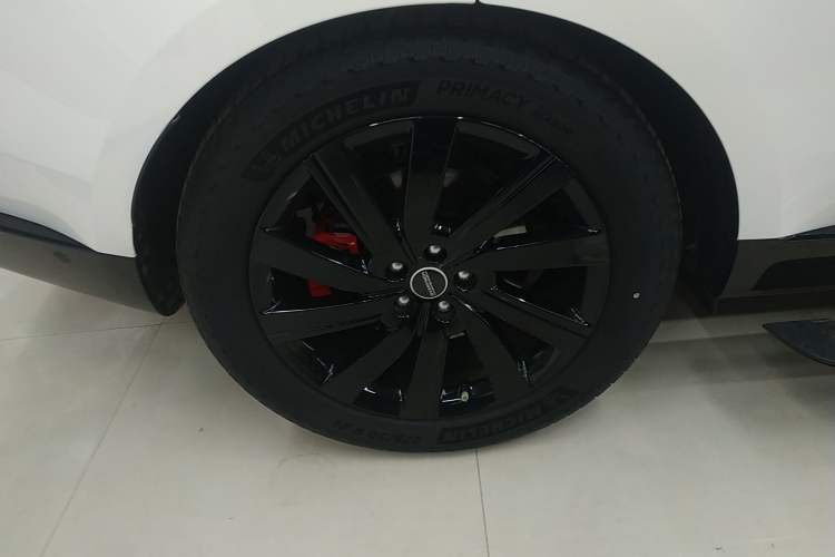 Used Land Rover Range 2023 3.0 L6 400 PS Prestige Seven-Seater Extended Version Right Rear Wheel Hub