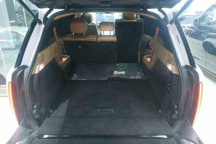 Used Land Rover Range 2023 3.0 L6 400 PS Prestige Seven-Seater Extended Version Trunk