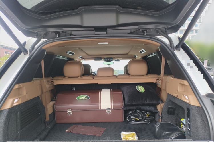 Used Land Rover Range 2023 3.0 L6 400 PS Prestige Seven-Seater Extended Version Trunk