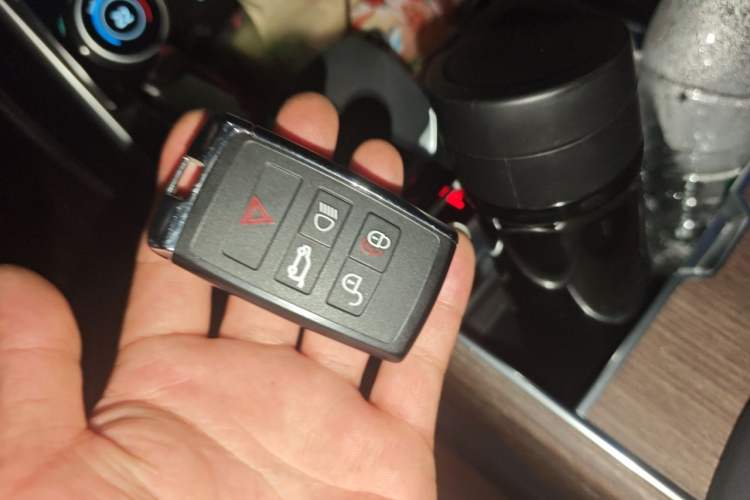 Used Land Rover Range 2023 3.0 L6 400 PS Prestige Seven-Seater Extended Version Vehicle Key