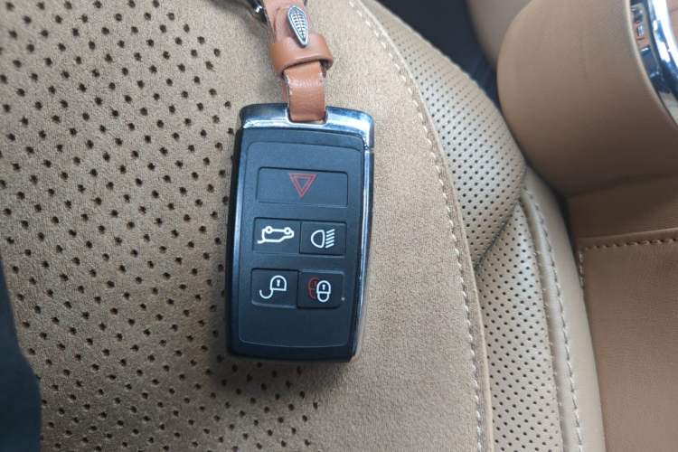 Used Land Rover Range 2023 3.0 L6 360 PS Grand Edition Vehicle Key