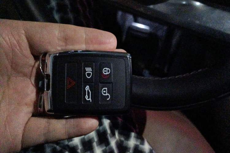 Used Land Rover Range 2023 3.0 L6 400 PS Prestige Seven-Seater Extended Version Vehicle Key