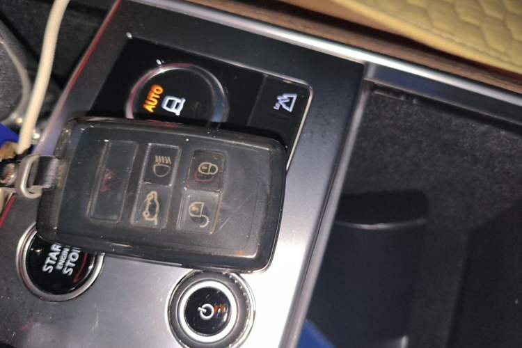 Used Land Rover Range 2023 3.0 L6 400 PS Prestige Seven-Seater Extended Version Vehicle Key