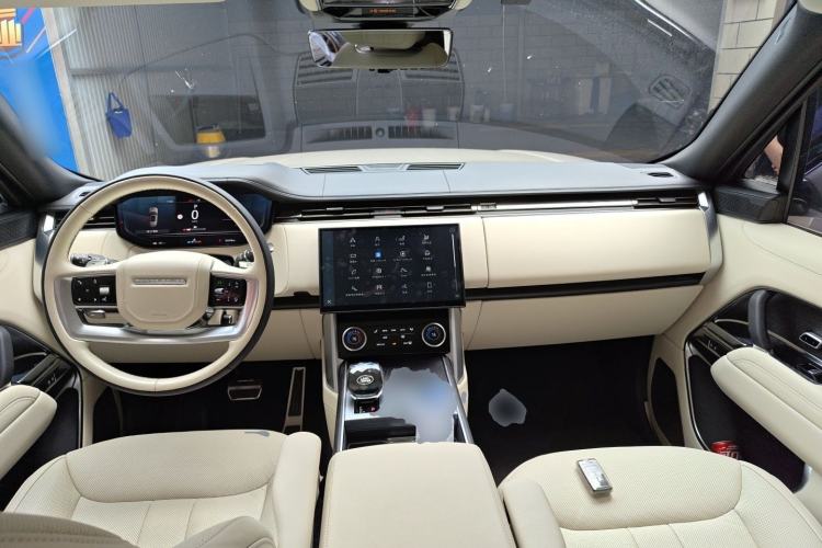 Used Land Rover Range 2023 4.4 V8 530 PS First Edition Center Console