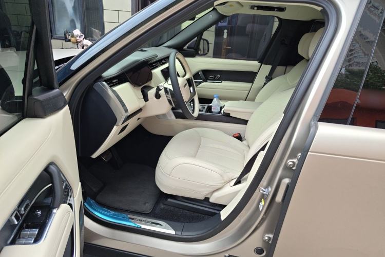 Used Land Rover Range 2023 4.4 V8 530 PS First Edition Driver Seat