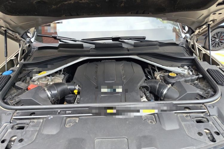 Used Land Rover Range 2023 4.4 V8 530 PS First Edition Engine Bay