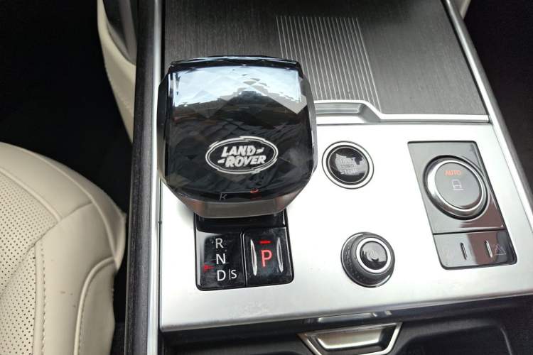 Used Land Rover Range 2023 4.4 V8 530 PS First Edition Gear Lever