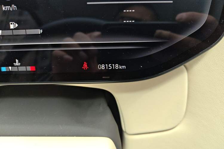 Used Land Rover Range 2023 4.4 V8 530 PS First Edition Odometer Close Up