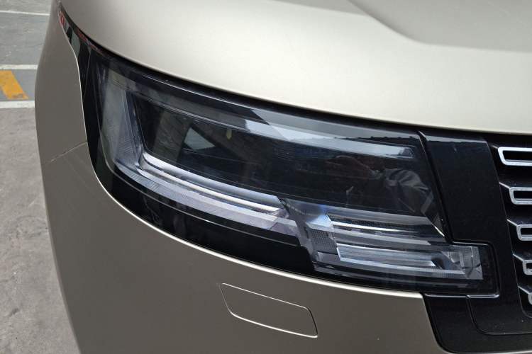 Used Land Rover Range 2023 4.4 V8 530 PS First Edition Right Front Headlight
