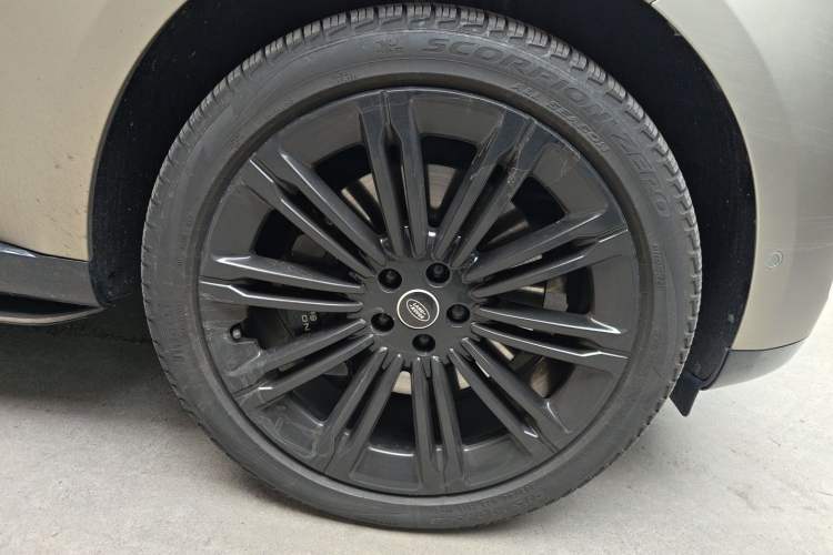 Used Land Rover Range 2023 4.4 V8 530 PS First Edition Right Front Wheel Hub