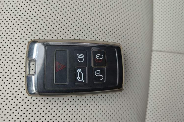 Used Land Rover Range 2023 4.4 V8 530 PS First Edition Vehicle Key