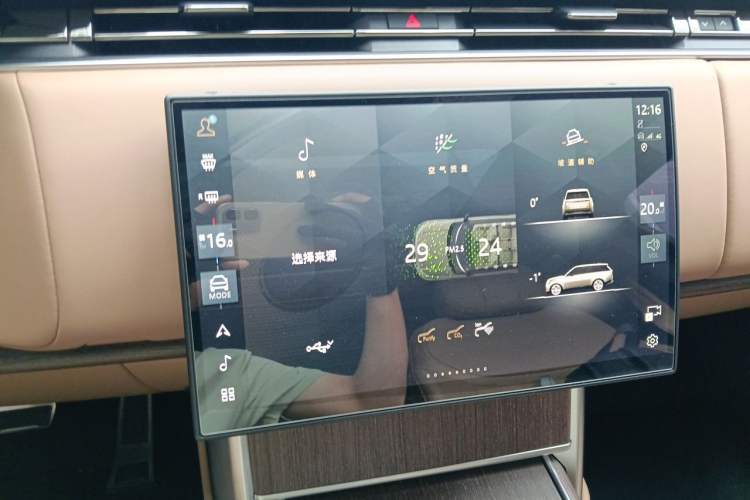 Used Land Rover Range 2024 3.0 L6 400 PS Prestige Extended Version 7-Seater Audio And AC Panel