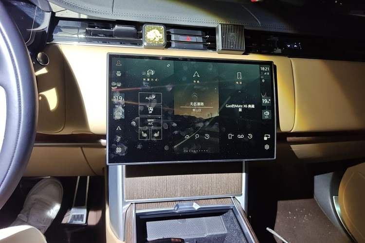 Used Land Rover Range 2024 3.0 L6 400 PS Prestige Extended Version 7-Seater Audio And AC Panel