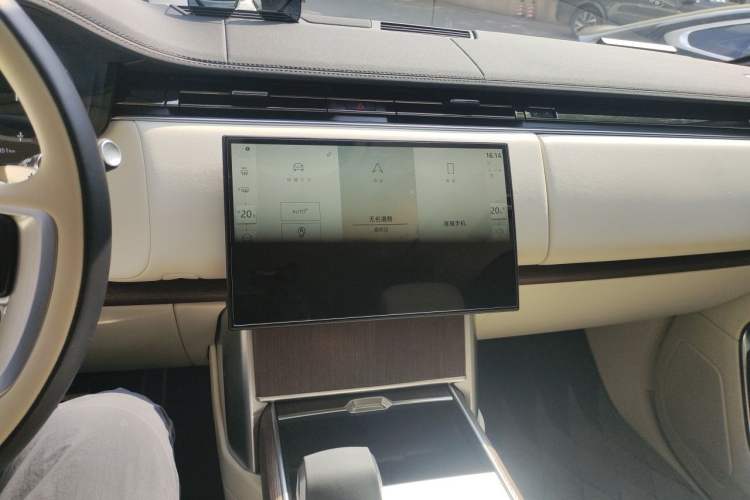 Used Land Rover Range 2024 3.0 L6 400 PS Extended Version Audio And AC Panel