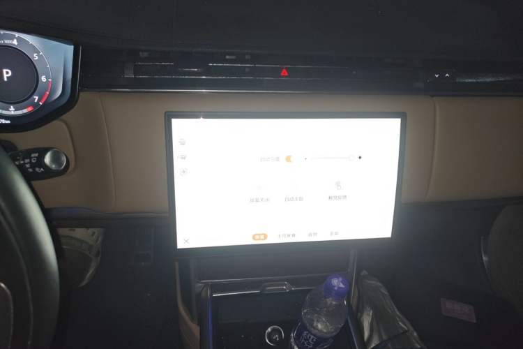 Used Land Rover Range 2024 3.0 L6 400 PS Prestige Extended Version 7-Seater Audio And AC Panel