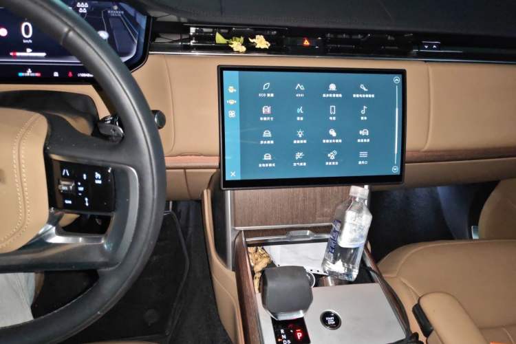 Used Land Rover Range 2024 3.0 L6 400 PS Prestige Extended Version 7-Seater Audio And AC Panel