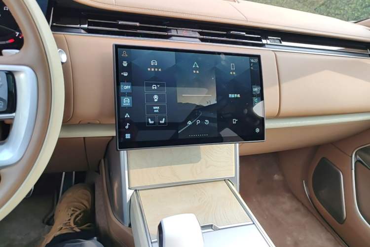 Used Land Rover Range 2024 3.0 L6 400 PS SV Prestige Extended-Length 4-Seat Version Audio And AC Panel