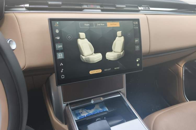 Used Land Rover Range 2024 3.0 L6 400 PS Prestige Extended Version 7-Seater Audio And AC Panel