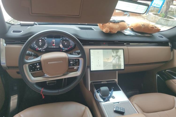 Used Land Rover Range 2024 3.0 L6 400 PS Prestige Extended Version 7-Seater Center Console