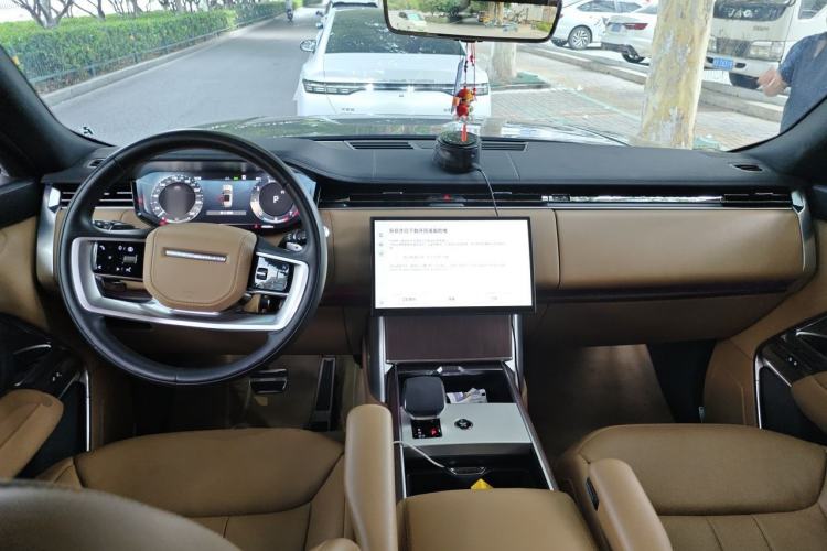Used Land Rover Range 2024 3.0 L6 400 PS Prestige Extended Version 7-Seater Center Console