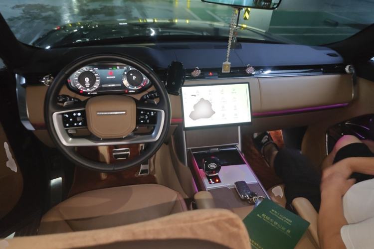 Used Land Rover Range 2024 3.0 L6 400 PS Prestige Extended Version 7-Seater Center Console