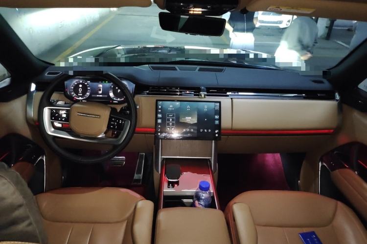 Used Land Rover Range 2024 3.0 L6 360 PS Grand Edition Center Console
