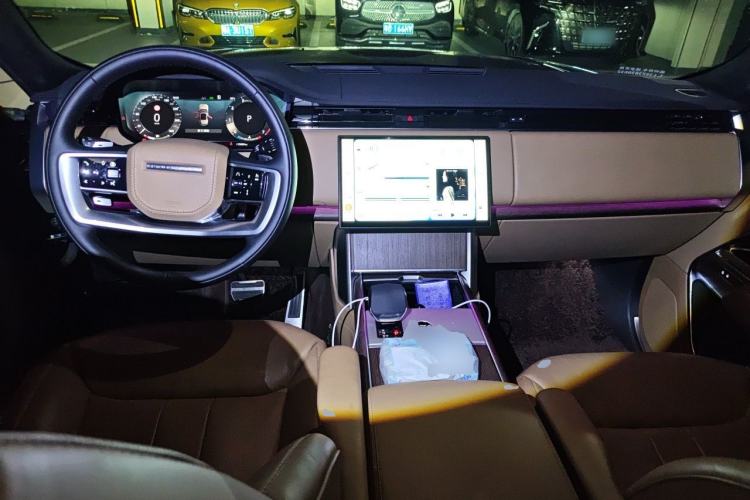 Used Land Rover Range 2024 3.0 L6 400 PS Prestige Extended Version 7-Seater Center Console