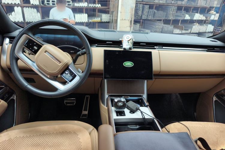 Used Land Rover Range 2024 3.0 L6 400 PS Prestige Extended Version 7-Seater Center Console