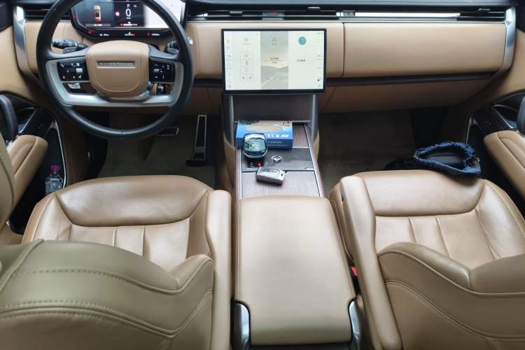 Used Land Rover Range 2024 3.0 L6 400 PS Prestige Extended Version 7-Seater Center Console