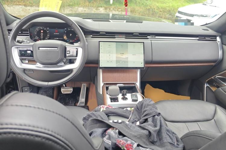 Used Land Rover Range 2024 3.0 L6 400 PS Prestige Extended Version 7-Seater Center Console