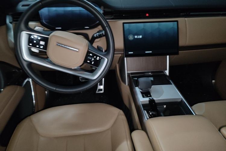 Used Land Rover Range 2024 3.0 L6 400 PS Prestige Extended Version 7-Seater Center Console