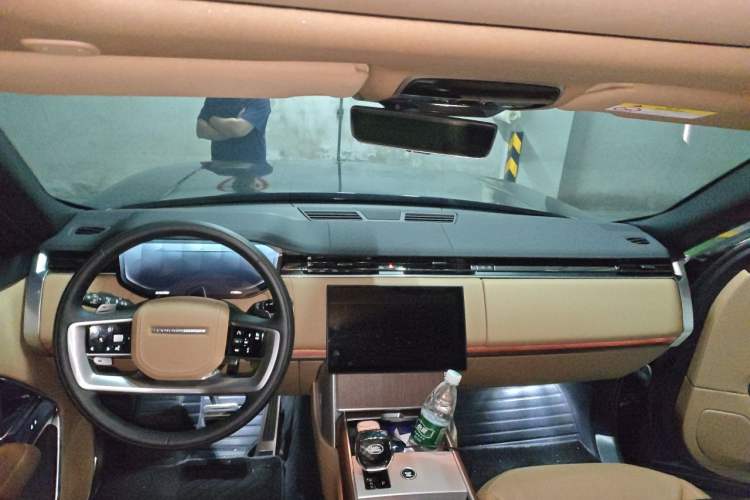 Used Land Rover Range 2024 3.0 L6 400 PS Prestige Extended Version 7-Seater Center Console