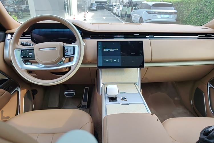 Used Land Rover Range 2024 3.0 L6 400 PS SV Prestige Extended-Length 4-Seat Version Center Console