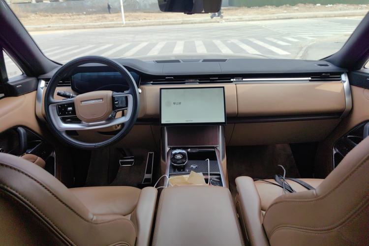 Used Land Rover Range 2024 3.0 L6 400 PS Prestige Extended Version 7-Seater Center Console
