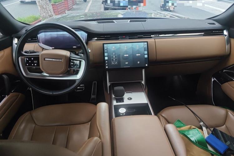 Used Land Rover Range 2024 3.0 L6 400 PS Prestige Extended Version 7-Seater Center Console
