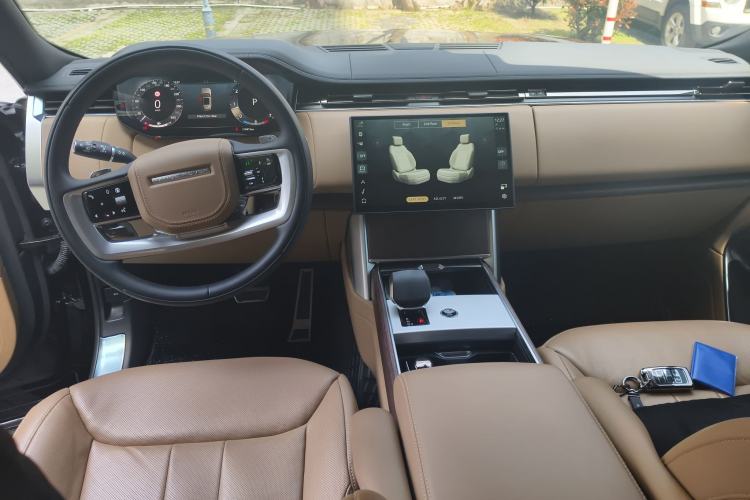 Used Land Rover Range 2024 3.0 L6 400 PS Prestige Extended Version 7-Seater Center Console
