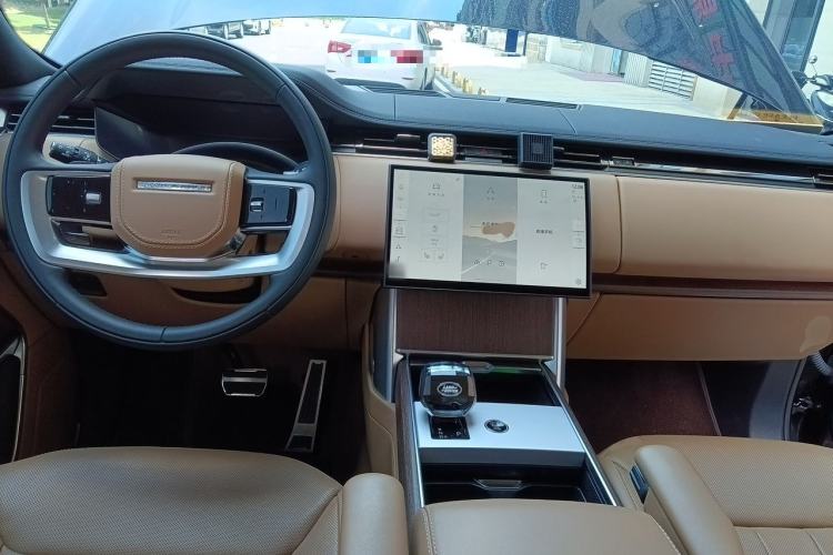Used Land Rover Range 2024 3.0 L6 400 PS Extended Luxury Edition Center Console