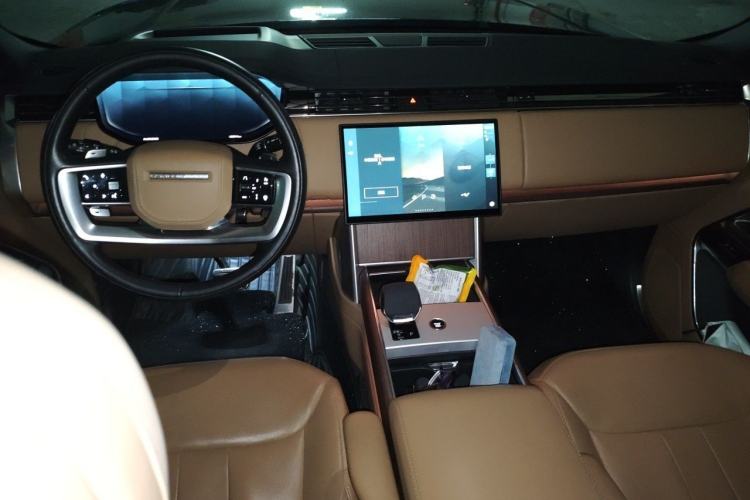 Used Land Rover Range 2024 3.0 L6 400 PS Extended Luxury Edition Center Console