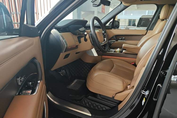 Used Land Rover Range 2024 3.0 L6 400 PS Prestige Extended Version 7-Seater Driver Seat